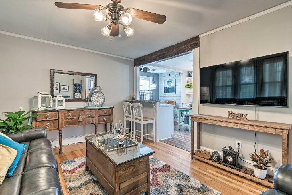 Inviting Greenville Home with Hot Tub and Deck!