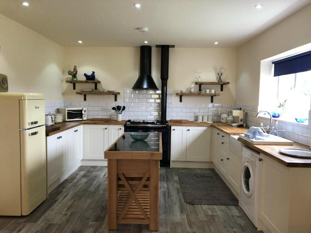 Entire cosy home from home country retreat (Holyhead)