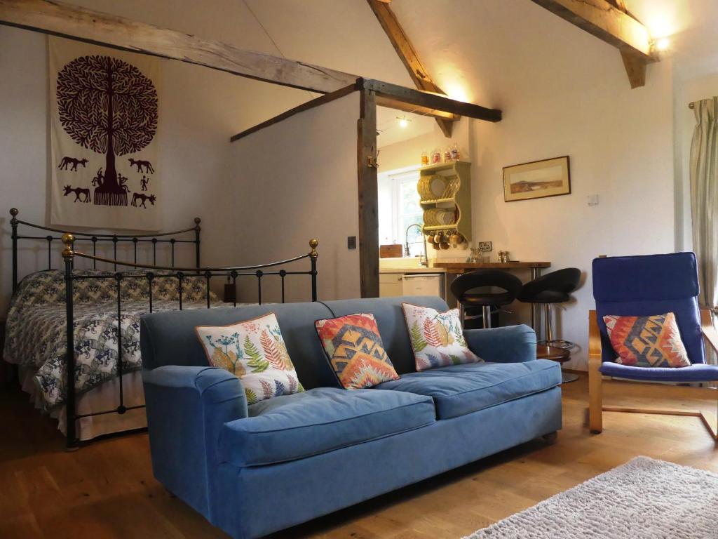 Rural 17th century barn studio apartment (Cheriton Bishop)