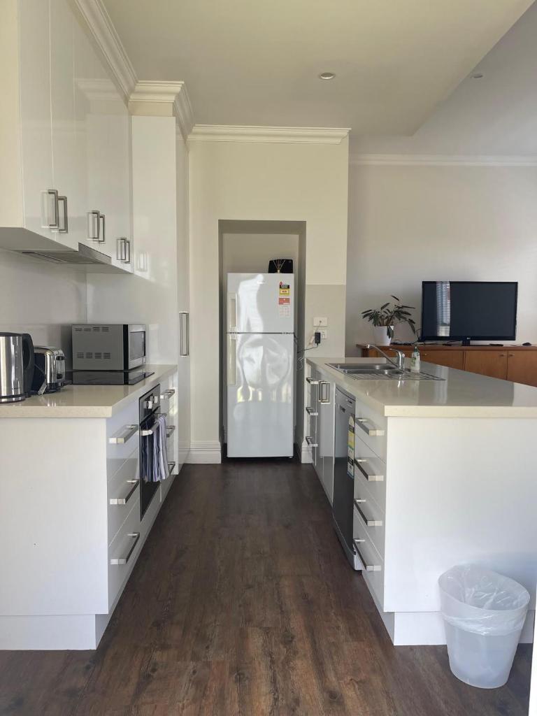 Modern & Self- Contained Hideaway Near Racecourse