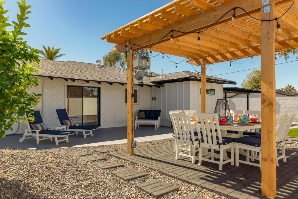 Fairmount House - Modern & Sophisticated Home With Large Backyard!