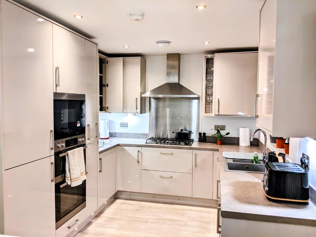 3 Bed House with Garden and Parking for 2 cars