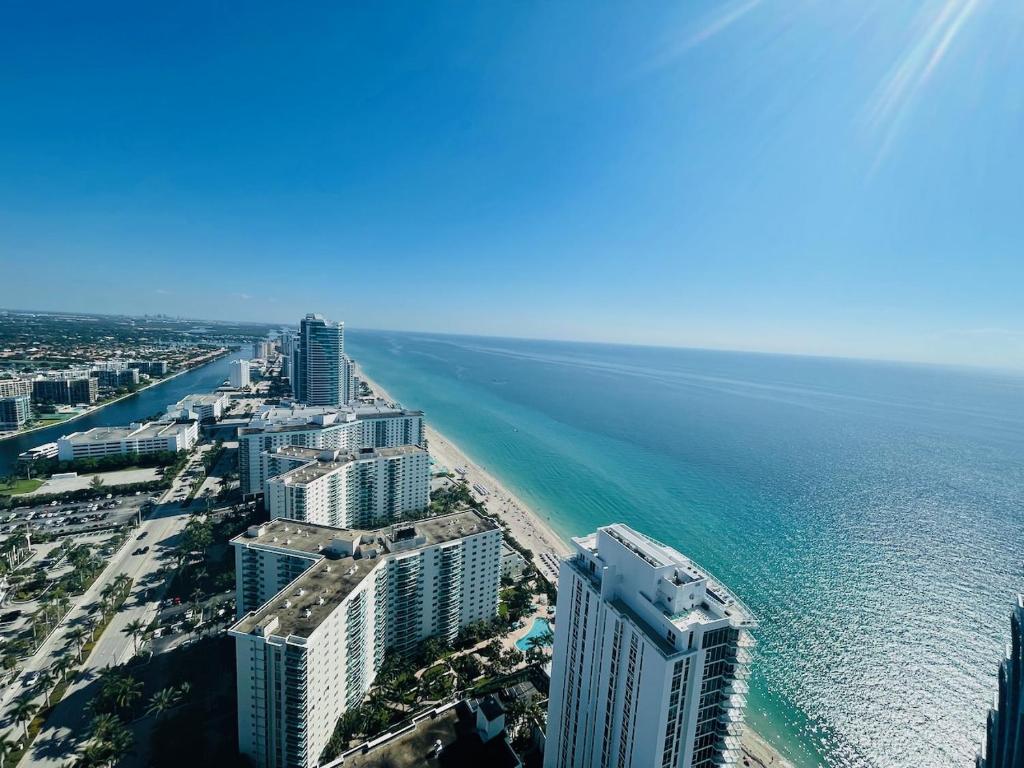 STAY AT THE TOP WITH AMAZING VIEWS By rent4us