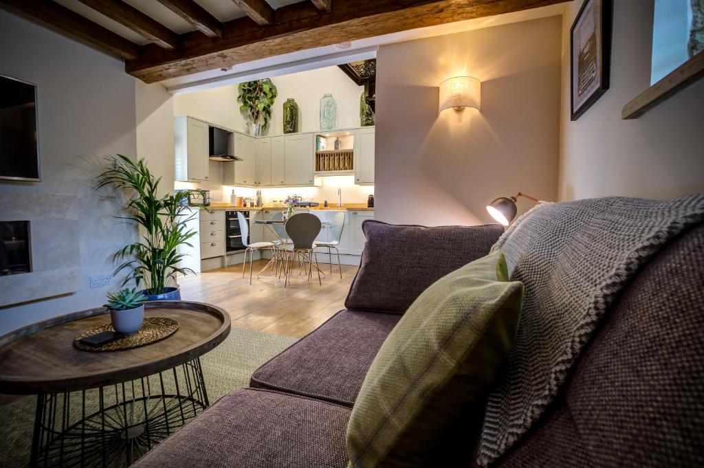 Luxury medieval barn in Cotswold town centre (Fairford)
