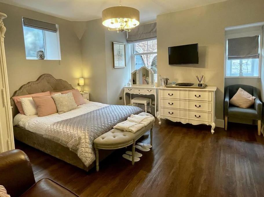 Boutique Apartment with Hot Tub (Hough Green)