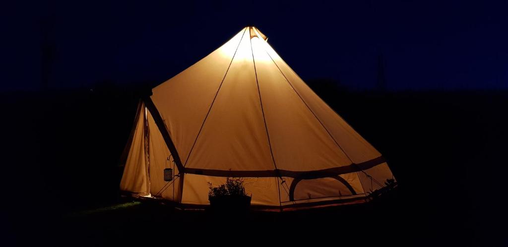 B&B Glamping Bell Tents at The Ring Pub (Gwredog)