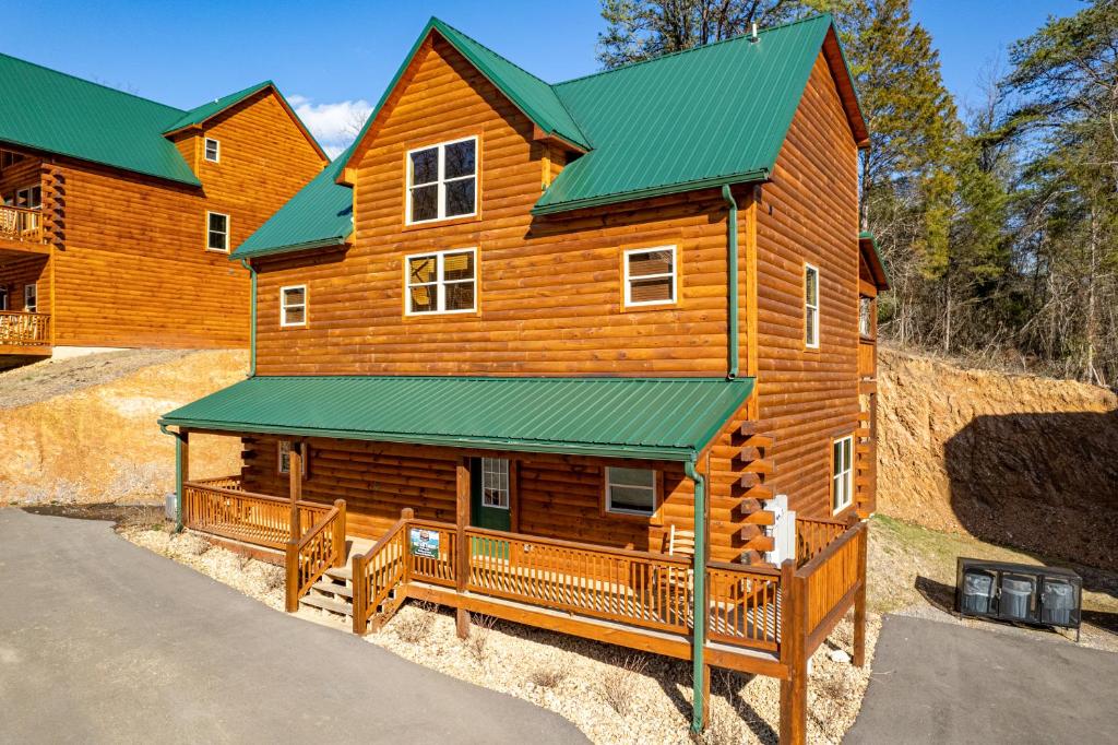 Spring Specials! 5BR5BA Ensuite Cabin with 2 Private HotTubs