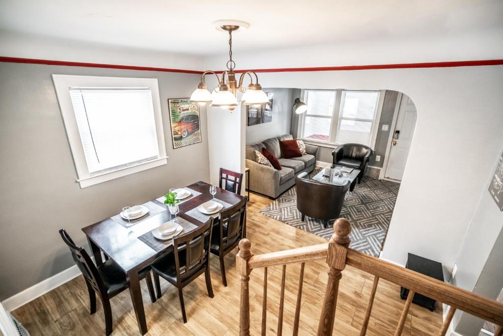 AutoManiac Manor 3B/2Bath Great Location Pontiac! (Pontiac)