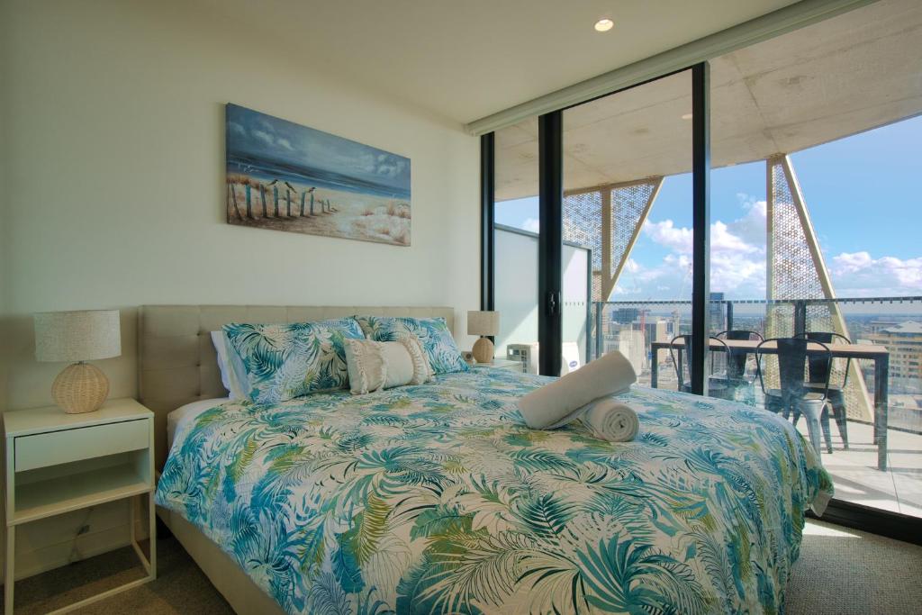 King Bed Luxury CBD Coastal Room with Amazing City Views