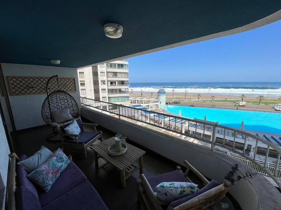 apartamento con vista al mar y piscina.