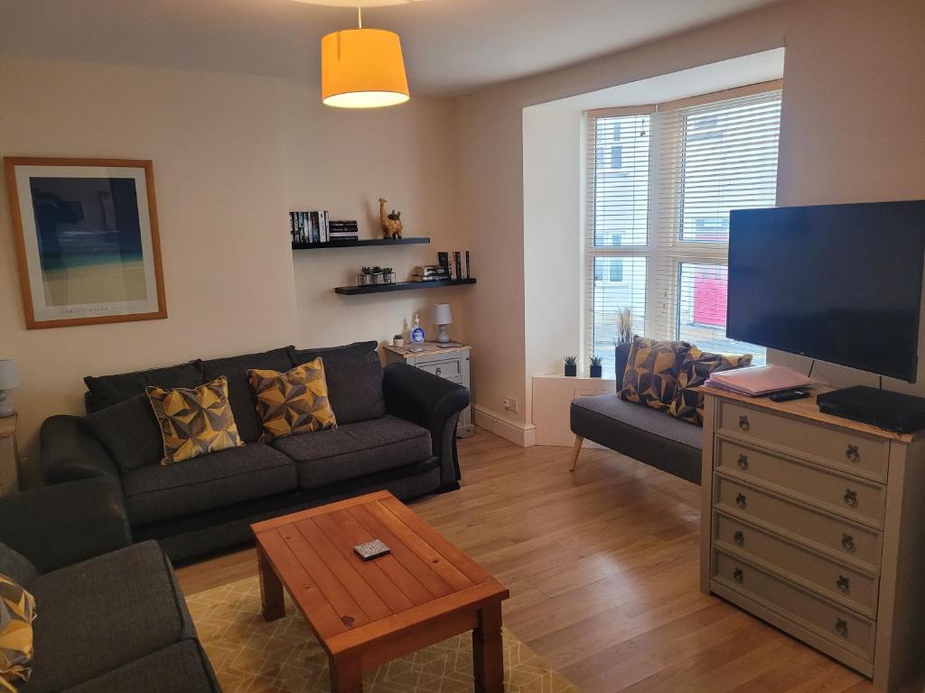 Large 5 bed town-centre home close to the beach