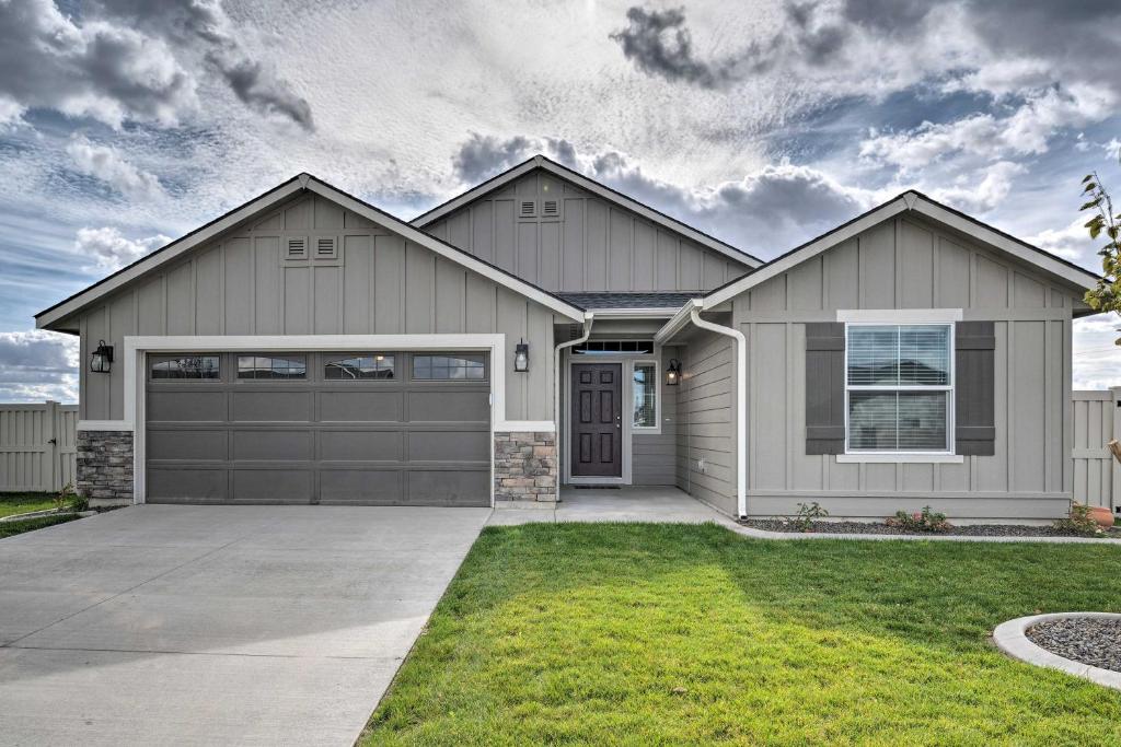 Modern Caldwell House with Yard and Furnished Patio! (Caldwell)