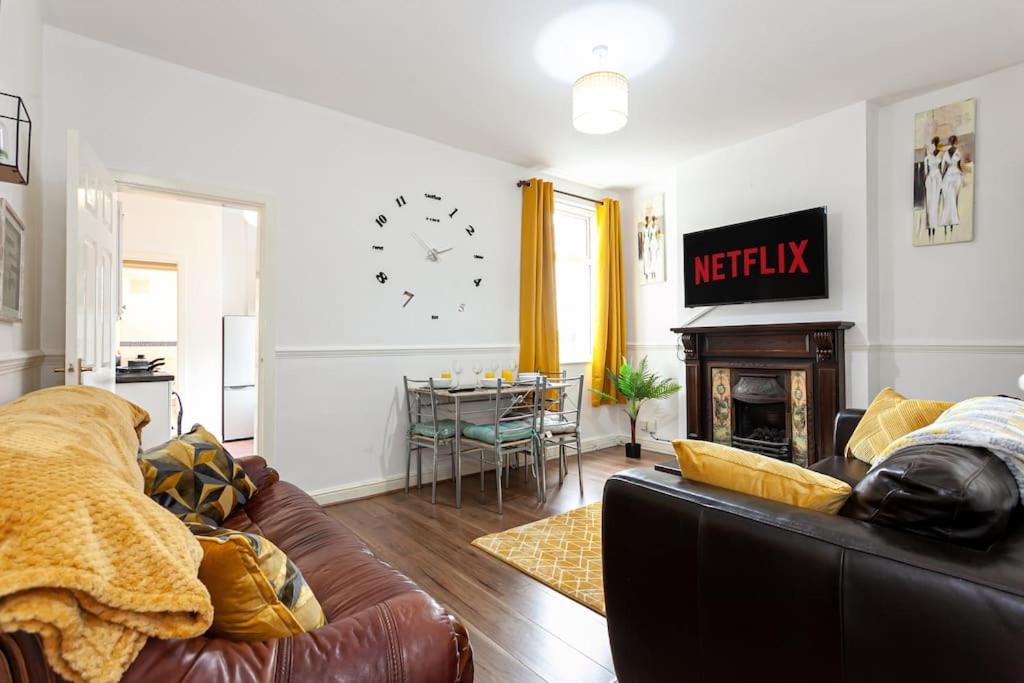 Fabulous Stay - 4 Bedroom House