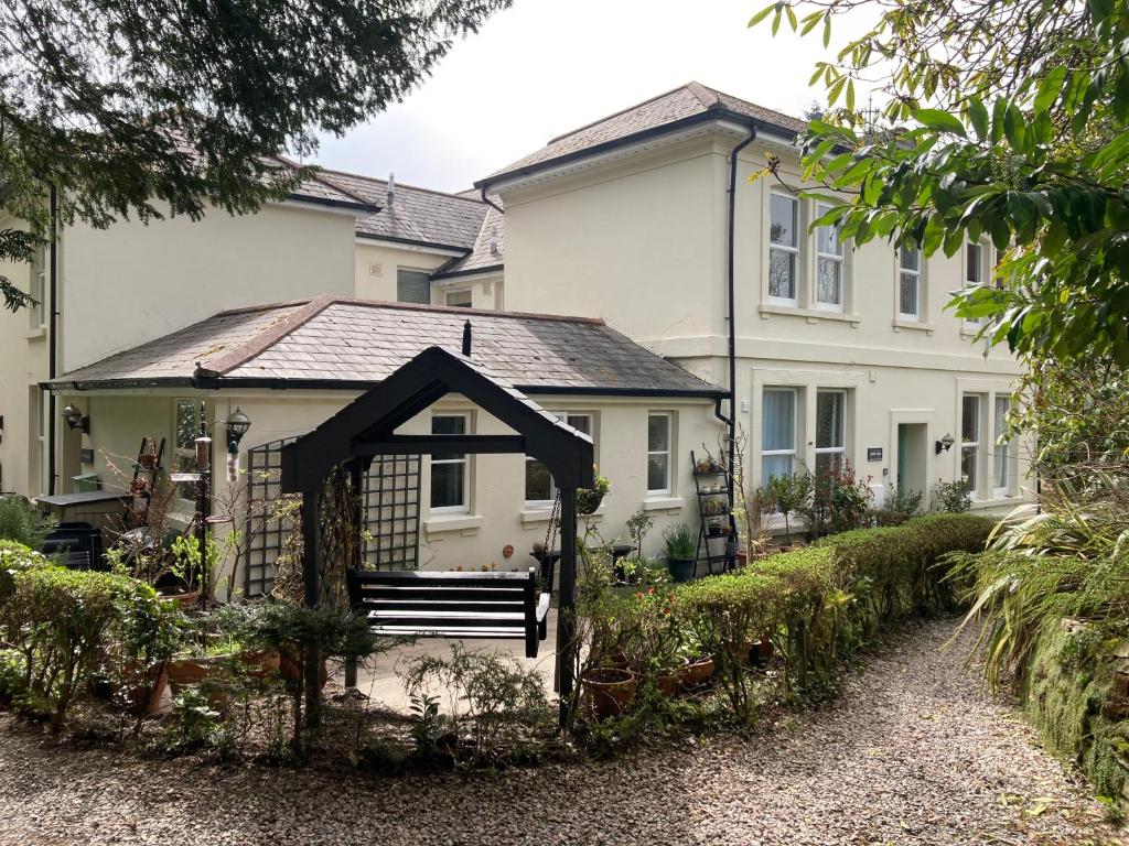 Hollyhocks Holiday Home-Luxury ground floor 2 bedroomed apartment sleeps 5 (Ivybridge) 