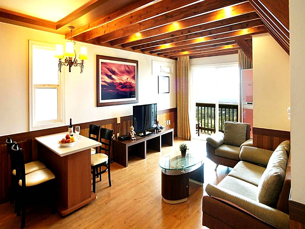 UTS Village: Deluxe Family Room
