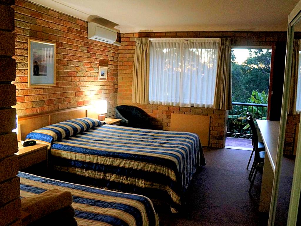 Panorama Motor Inn: Queen Room with Balcony