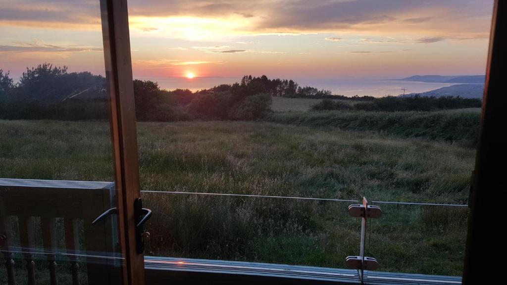 Enlli Fach pet friendly Cabin , sleeps 2 adults 2 children not suitable for contract workers due to parking