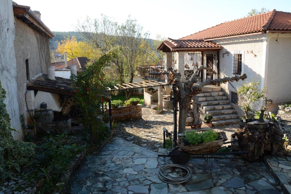 Noula's and Giorgos' Cottage in Desfina village- near Delphi