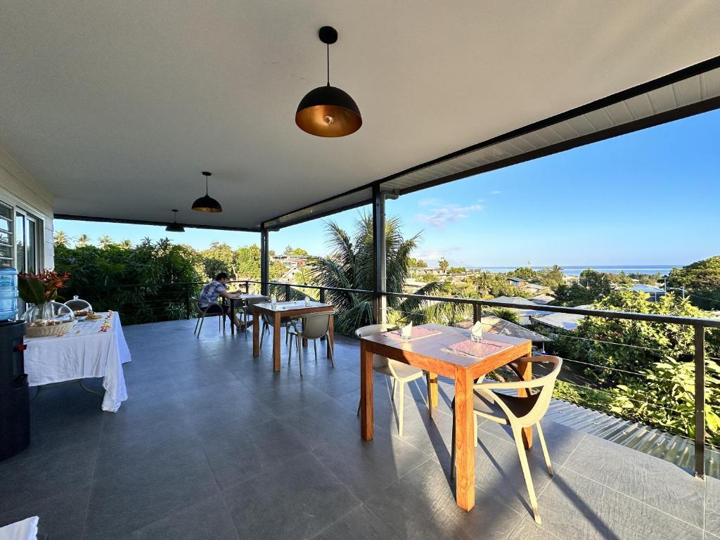 Ononui Lodge Airport, Ocean-View, Private Bathroom and Balcony, Free WiFi and Parking, On-Site Car Rental