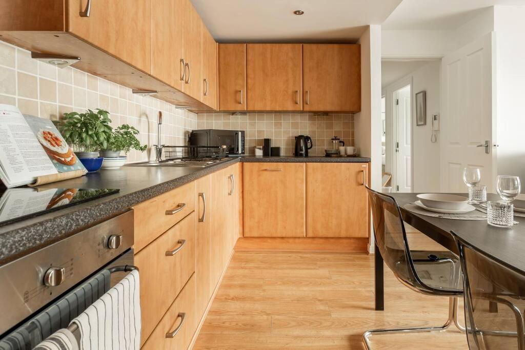 Lux Waterfront 2 bed Apt, V&A 10min walk, St Andrew's Golf 25min drive
