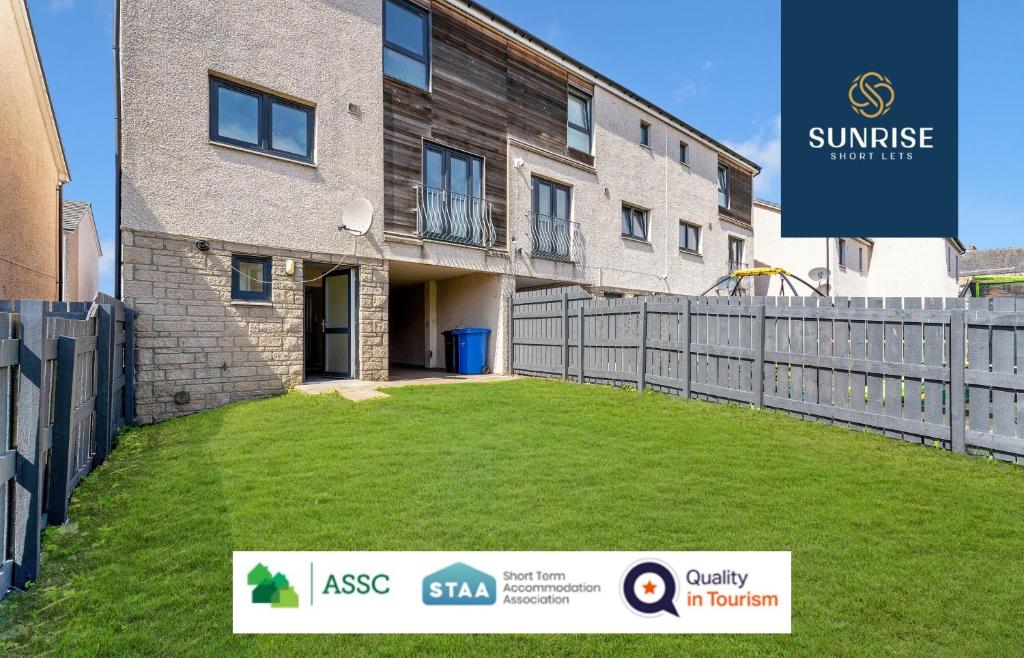 THE TOWNHOUSE, 4 Rooms Large Beds, PokerTable, Fully Equipped, Easy Ring-Road Access, Parking, WiFi, Sleeps 8, FAVOURITE for Contractors & Groups, Long Stays Welcome, Sunrise Short Lets