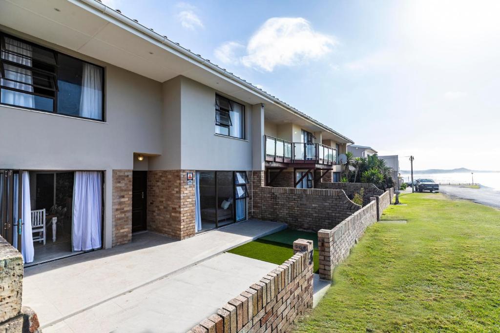 Ocean Views, 50m from the beach!