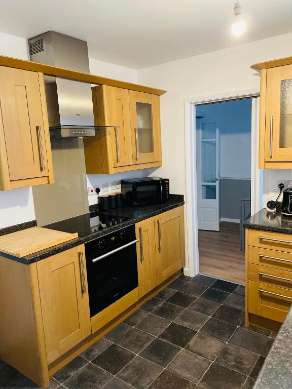 Wolverhampton 3 bed Large House Perfect for Contractors Short & Long Stays Business NHS Families Sleeps up to 5 people Private Garden Driveway for 2 large Vehicles Close to City Centre M6 M54 and Walsall Willenhall