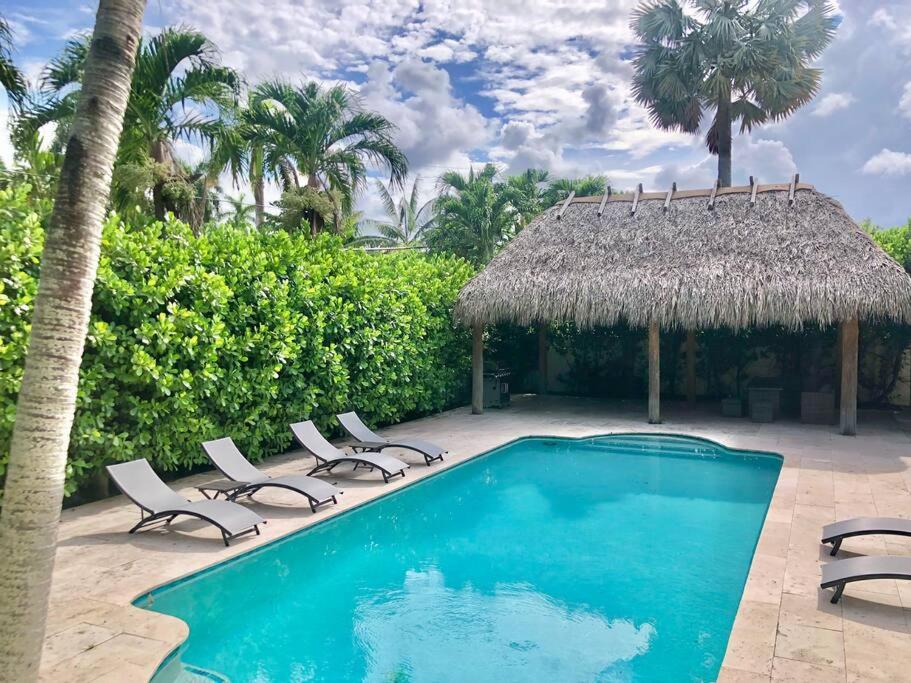 Villa Palma-Hollywood Beach Walk, Private Pool, Tiki Hut