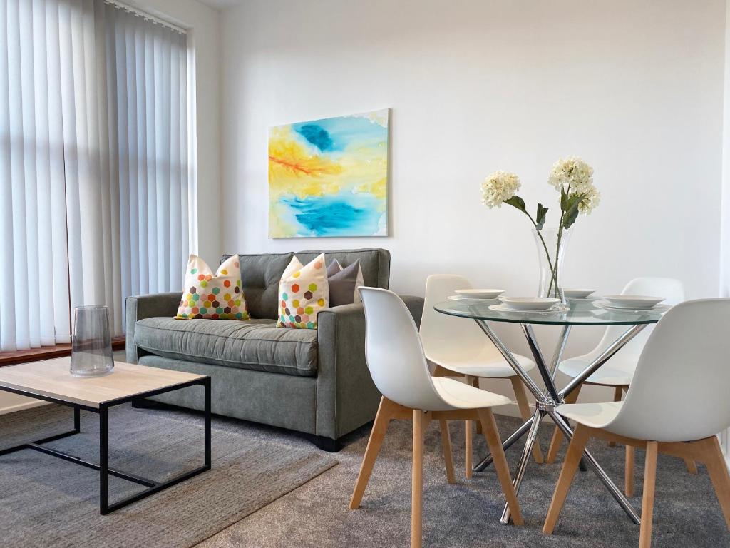 1 Bedroom Apartment by Central Serviced Apartments - Walk Away From Main Attractions - Parking Available - Close to Bus and Train Station - Easy Access to City Centre - Wi-Fi - Fully Equipped - Monthly-Weekly Stay Offers