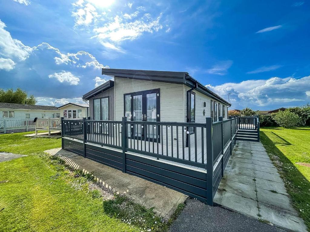 Stunning Lodge With Decking Nearby Hunstanton Beach, Sleeps 6 Ref 23215k