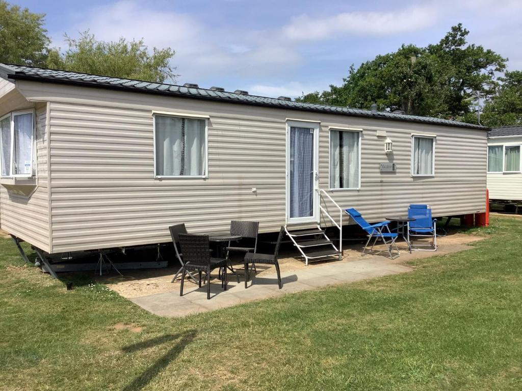 6 Berth Caravan For Hire In Hunstanton At Manor Park Holiday Park Ref 23004a