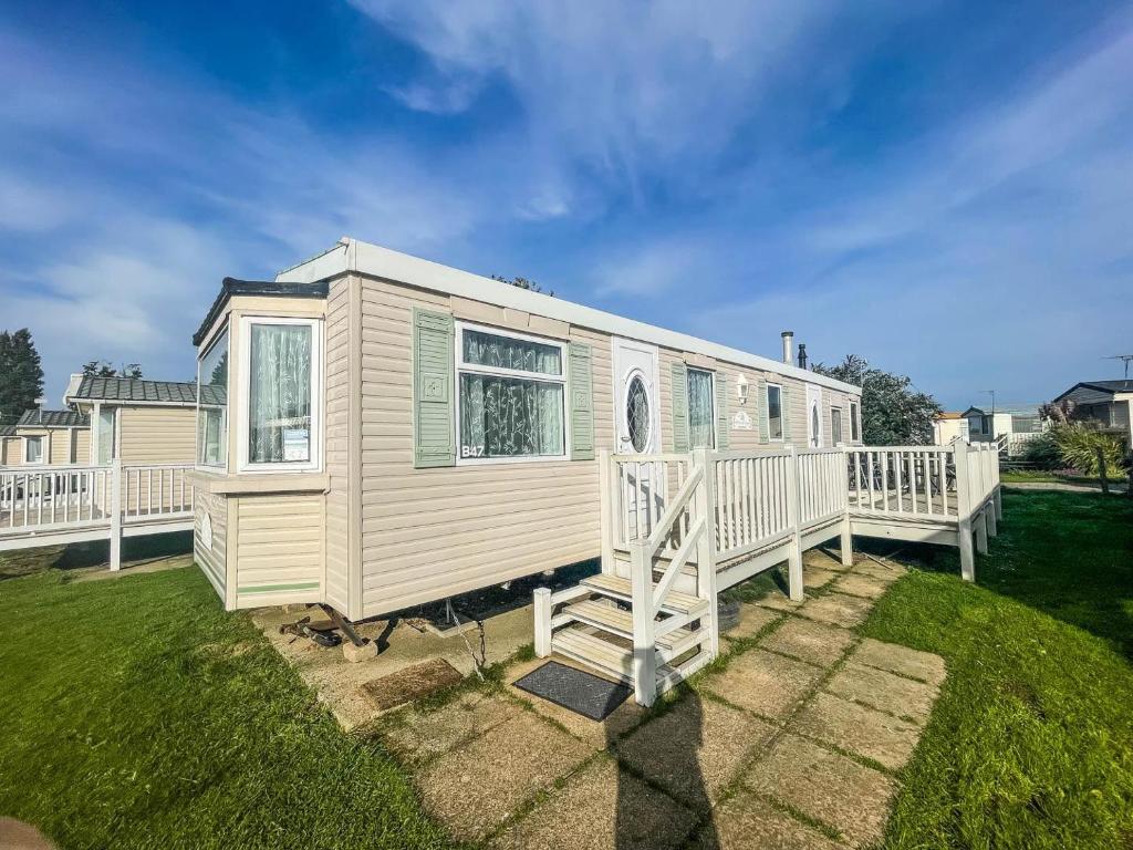 Spacious Caravan For Hire In Hunstanton At Manor Park Holiday Park Ref 23047b