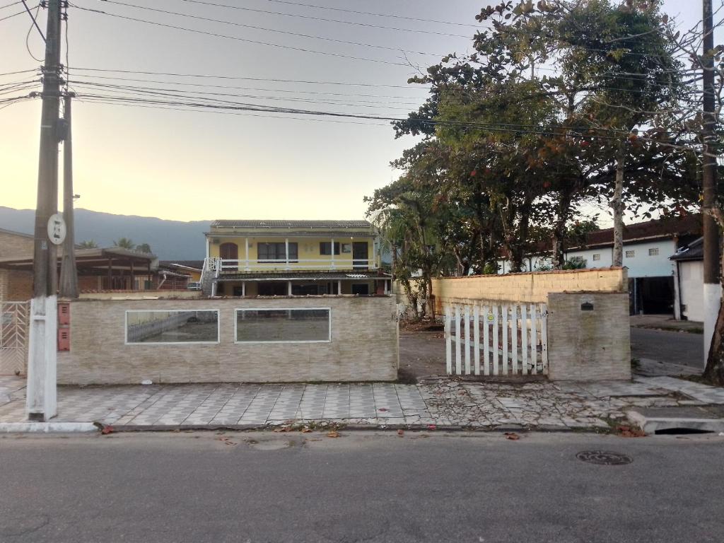 1 Casa piso superior e 1 Kitnet Térrea, individuais, o estacionamento área comum