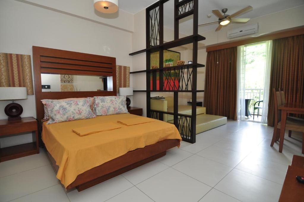 Miranda 609B 1BR at Pico de Loro by Raquel's Place
