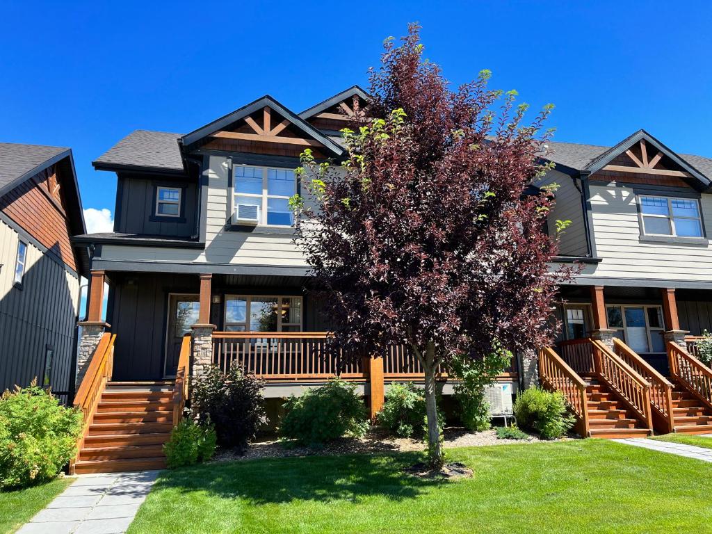 Perfect base Invermere 3bd townhouse mt views with garage