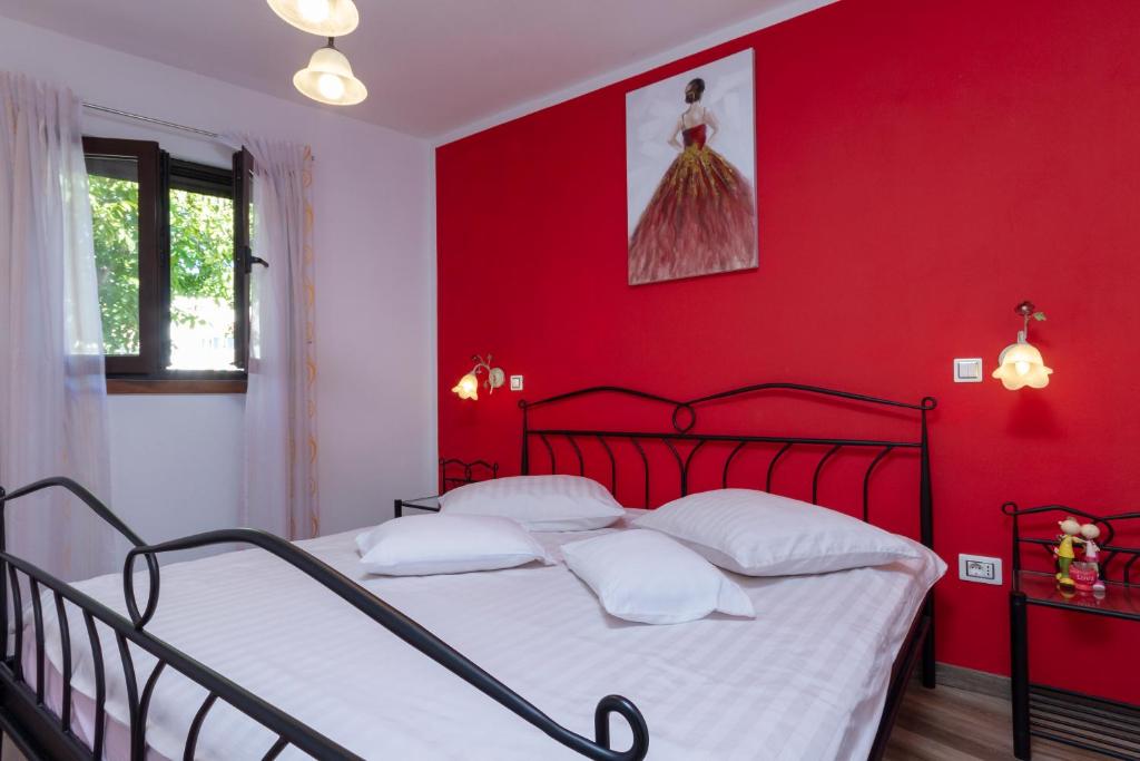 Apartment Red Romantic 2-1