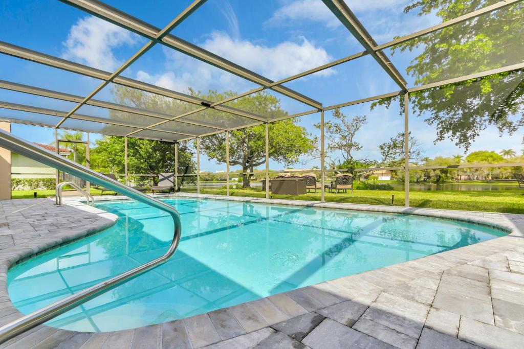 WatersEdge -handicap friendly, screened private pool