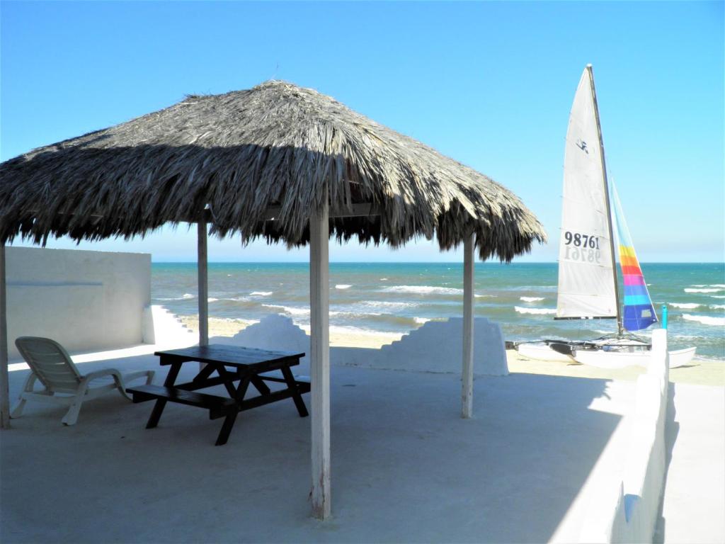 6 &14 Equipped Beach House Seaside Hotel