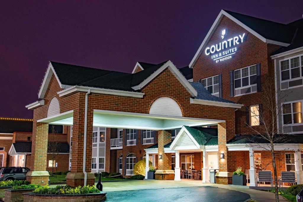 Country Inn & Suites by Radisson, Milwaukee West Brookfield , WI