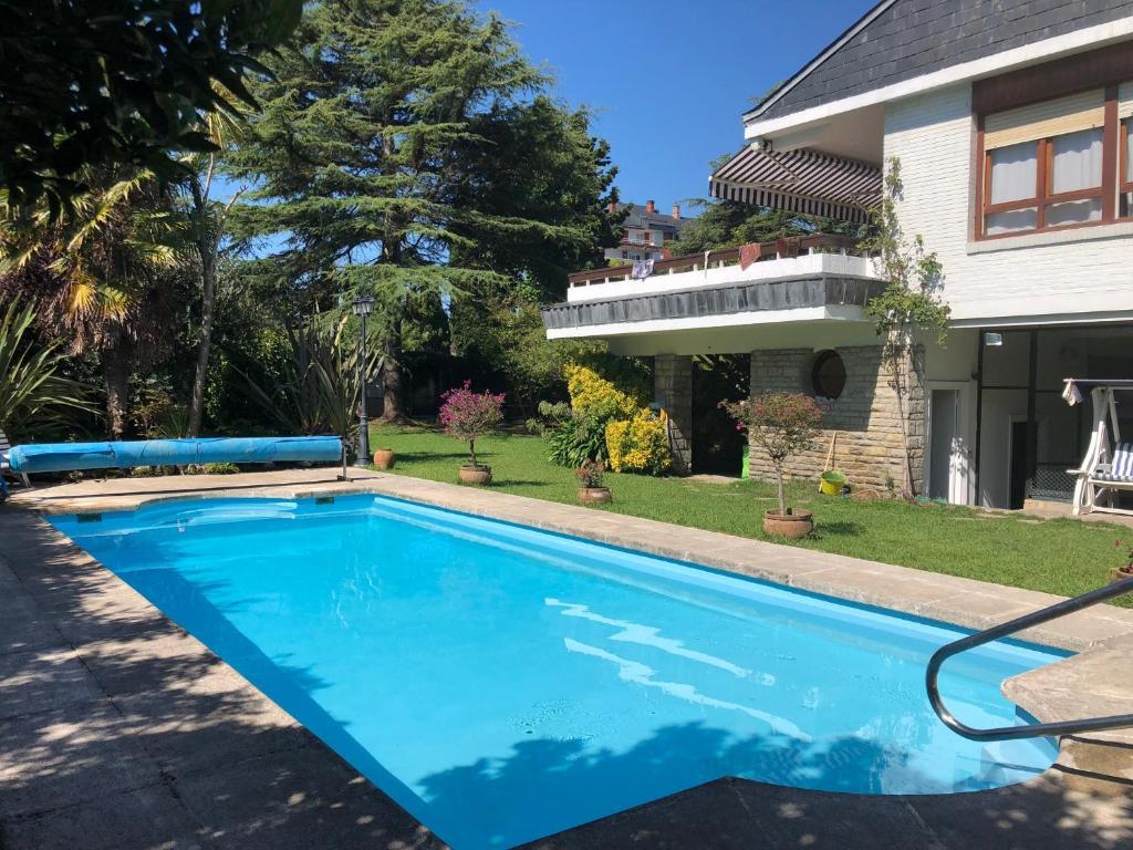 Chalet al lado de la playa con piscina privada, jardín y barbacoa, frontón, 5HABITACIONES