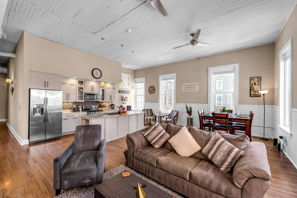 Modern and newly renovated condo in Downtown Greensboro! Hi-speed internet! Private balcony! Walking distance to major attractions!