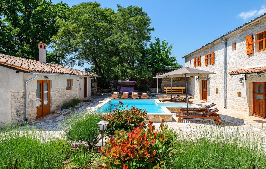 Nice Home In Rezanci With 4 Bedrooms, Wifi And Outdoor Swimming Pool