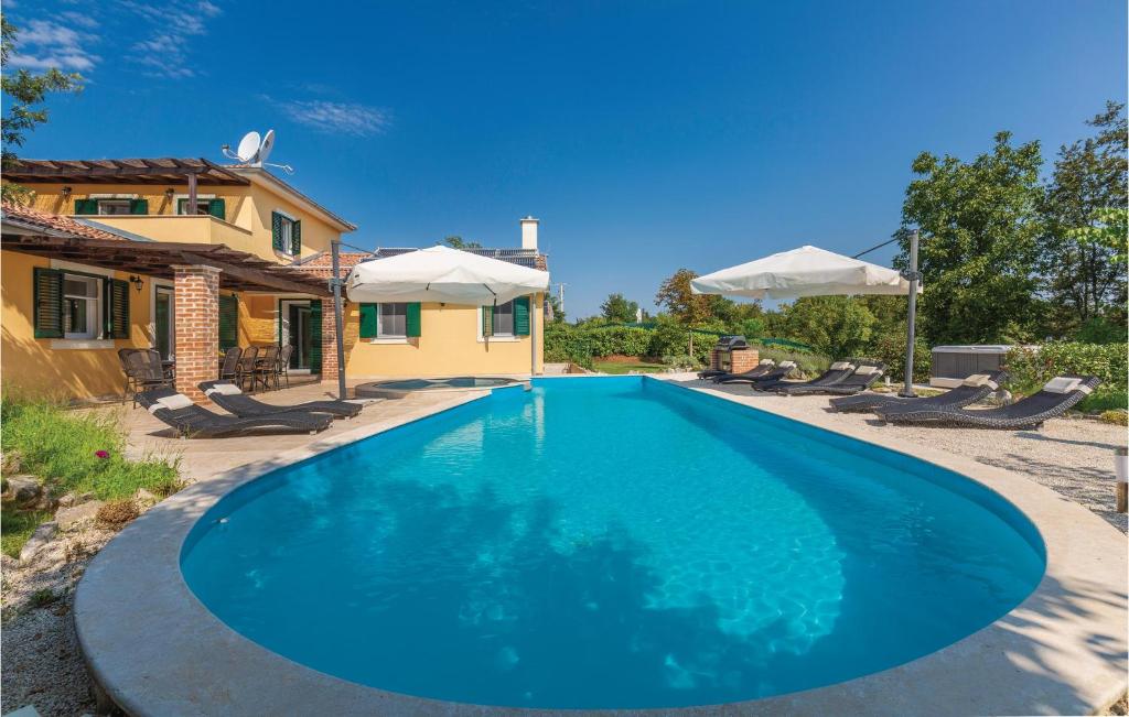 Nice Home In Rezanci With 4 Bedrooms, Jacuzzi And Outdoor Swimming Pool