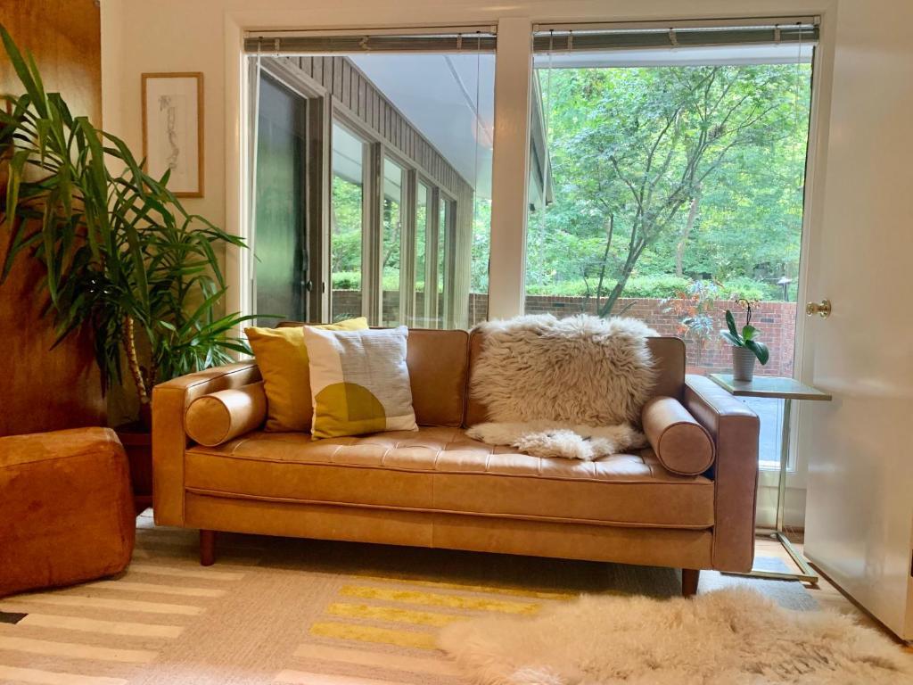 Mid Century Designer House - Large & Unique