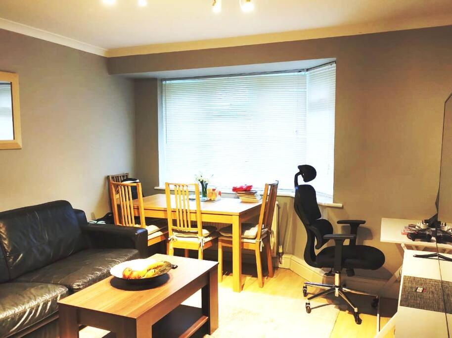 2 Bed Flat Near Station with Parking&Comgarden