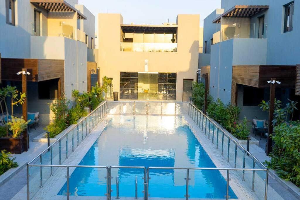 No 4 Luxury Villa Compound Al Nada 4 King BedRooms, 5 BathRooms, Two Living Rooms w Smart TVs, 6 Seater Dinning Table, General Swimming Pool, Gym, 4 Seater Outdoor Dinning Table
