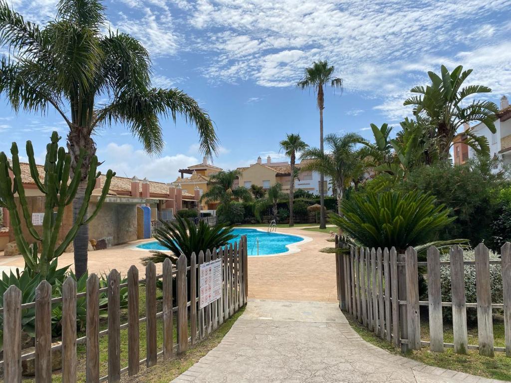 BRISA DE ZAHARA - Casa para familia con piscina y garaje en Urb. privada