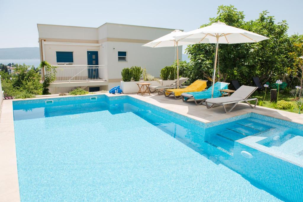 3 bedroom 3 bathroom pool Ivy House Montenegro