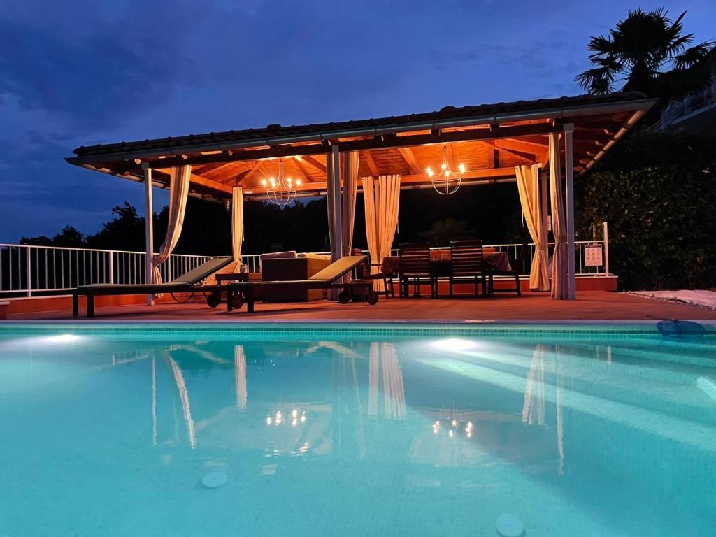 VILLA LOVRAN - 150m to the beach - infinity pool - incredible sea view - Fitnessraum