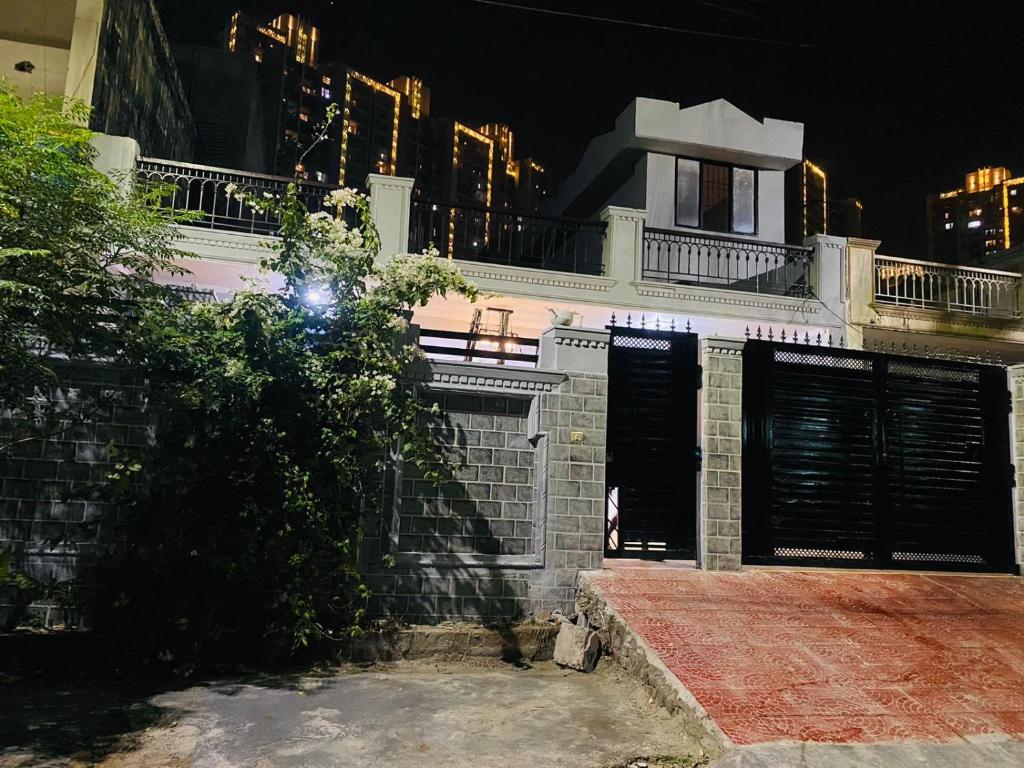 beautiful 3 bhk Bunglow BS sector 70 Noida